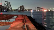 V Baltimoru se po nárazu lodi zřítil most. Záchranáři ve vodě pátrají po přeživších
