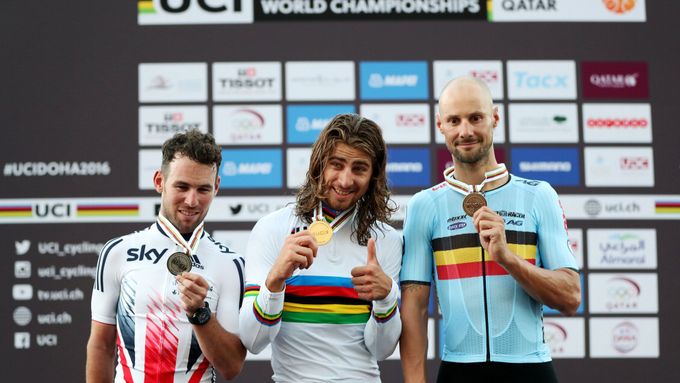 Mark Cavendish, Peter Sagan a Tom Boonen při medailovém ceremoniálu po silničním závodě na MS v Kataru.