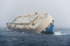 Oceánem bloudí 164metrová nákladní loď. Chystá se záchranná operace, jinak ztroskotá u břehů Francie