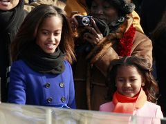 Dcery Baracka Obamy - desetiletá Malia a sedmiletá Sasha - na tribuně před Kapitolem.