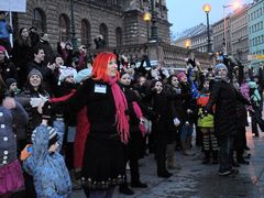 Předsedkyně České ženské lobby Jana Smiggels Kavková organizuje před Národním muzeem v Praze akci One Billion Rising zaměřenou proti násilí na ženách.