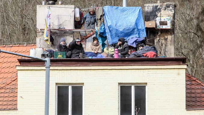 Squateři na střeše usedlosti Šatovka.