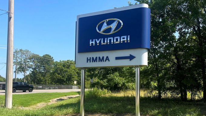 Značka ukazuje směr k výrobně automobilky Hyundai v Montgomery v Alabamě.