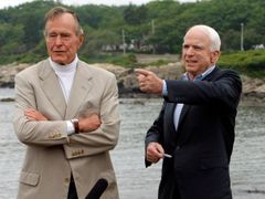 McCain v pondělí vystoupil s Georgem Bushem starším. Exprezidentův poradce pro bezpečnost Brent Scowcroft mu však o víkendu příliš nepomohl
