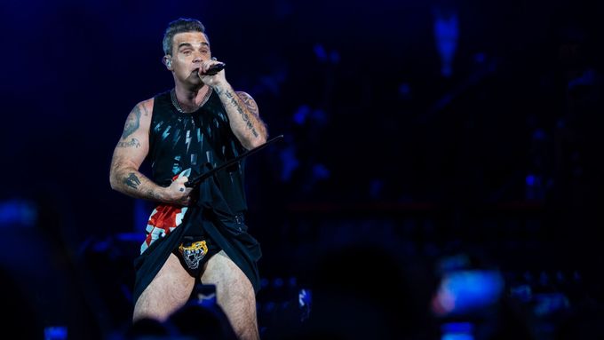 Robbie Williams v Praze vystoupil v kiltu a zazpíval se ženou i s otcem.