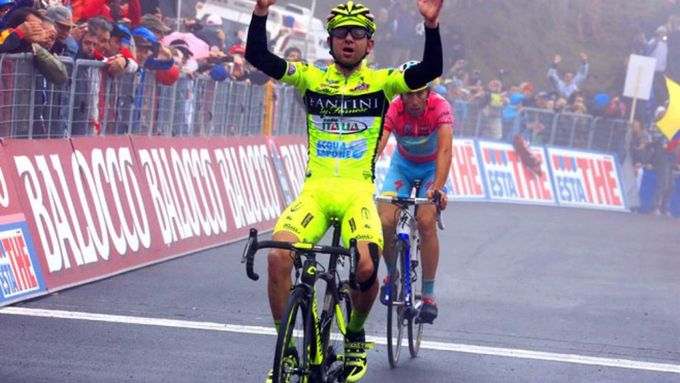 Italský cyklista Mauro Santambrogio v cíli 14. etapy letošního Gira.