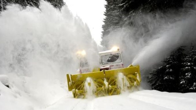 Frézu nasadili železničáři na horskou železniční trať v Krušných horách. Byl na ní až metr sněhu.