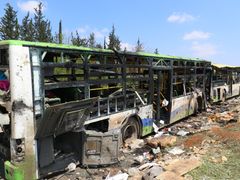 Autobusy po útoku na evakuační konvoj v provincii Aleppo.