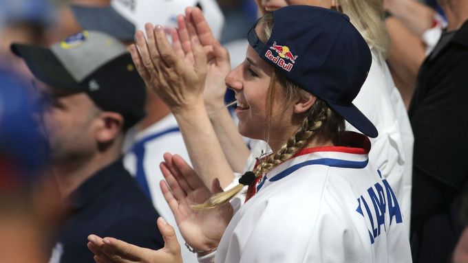 Ester Ledecká je další ze sportovních osobností, které přijely do Bratislavy fandit českým hokejistům.