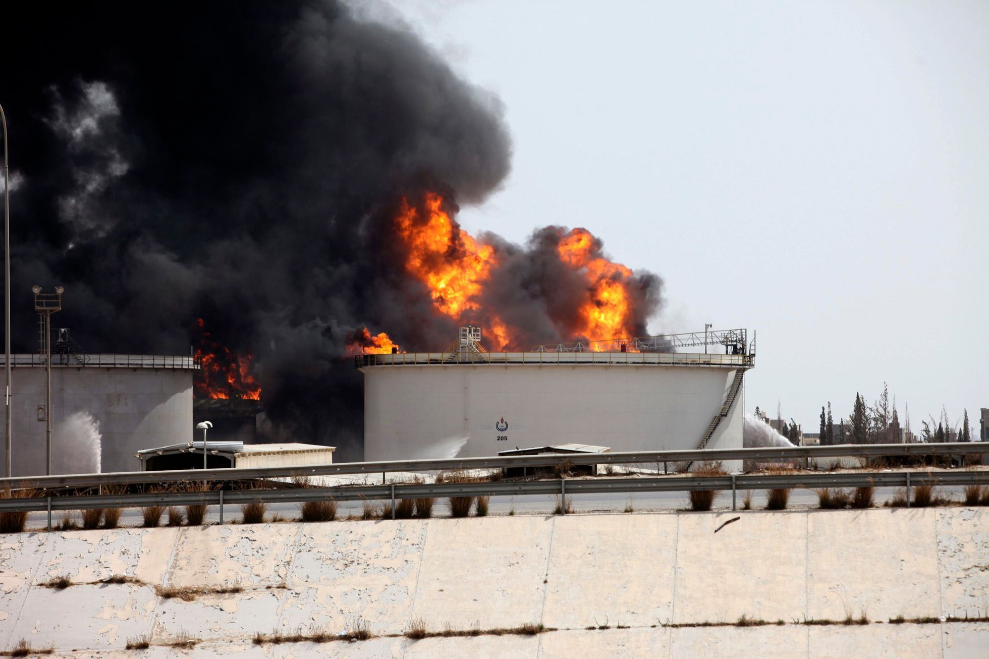 Libye - požár skladu paliva u Tripolisu