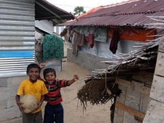 Provizorní život v plechových budkách - například ve srílanském táboře Thiraimadu.