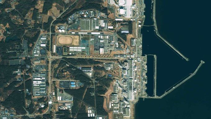 Satelitní snímek společnosti GeoEye ukazuje elektrárnu Fukušima 1. Pořízen byl 17. března 2011.