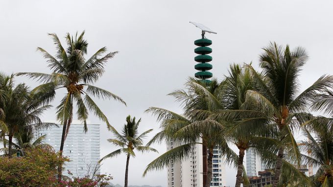 Siréna v Honolulu, která zatím varuje před hurikány a tsunami.