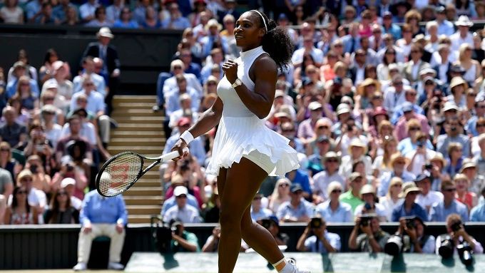 Serena Williamsová slaví postup do finále Wimbledonu.