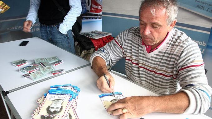 Ladislav Vízek při autogramiádě