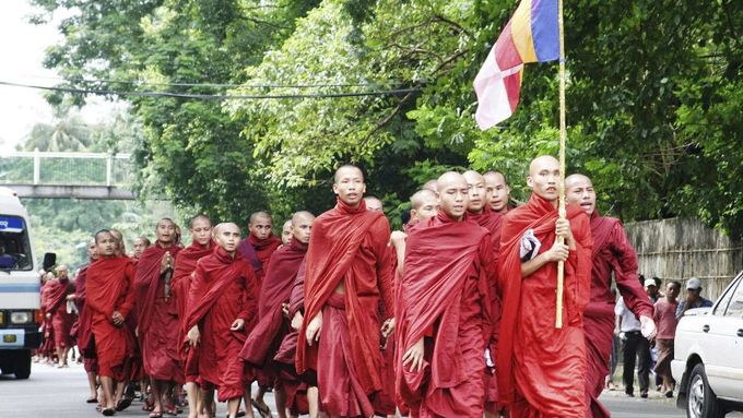 Buddhističtí mniši pochodují ulicemi Rangúnu. Zahájili tím bojkot barmské vojenské vlády