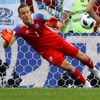 Hannes Por Halldorsson chytá penaltu Lionelu Messimu v zápase Argentina - Island na MS 2018