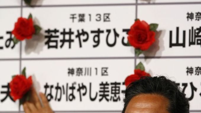 Šťastný vítěz japonských voleb Jukio Hatojama.