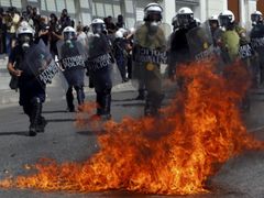 Demonstranti házeli v centru Atén na policii zápalné lahve.