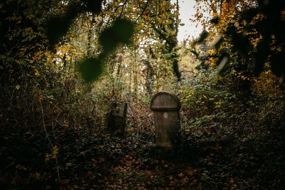 Stromy nad hřbitovem šeptají do větru dávno zapomenuté příběhy těch, kteří tu spočinuli.
