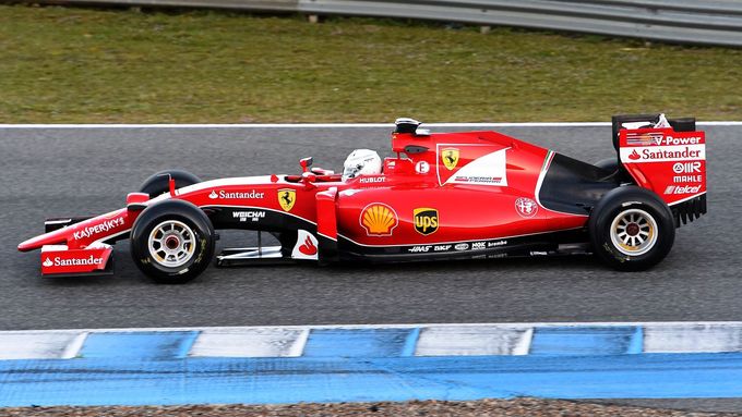 Historický okamžik, Sebastian Vettel poprvé vyjíždí z boxů Ferrari při oficiálním akci - testech v Jerezu.