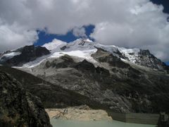 Ledovec na blízké Huayna Potosí ještě nedávno dosahoval téměř k přehradě v údolí Zongo. Chacaltaya je za našimi zády vlevo.
