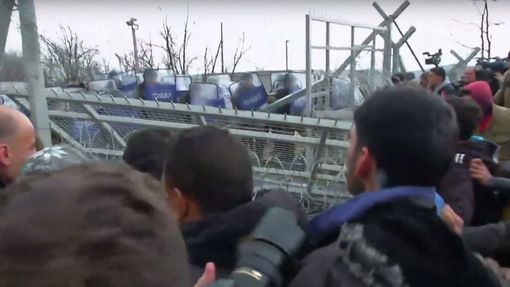 Dav uprchlíků prolomil hraniční plot v Idomeni.