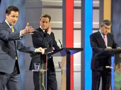 Alespoň vypadají jako gentlemani. (Zleva: Clegg, Cameron, Brown v televizi.)