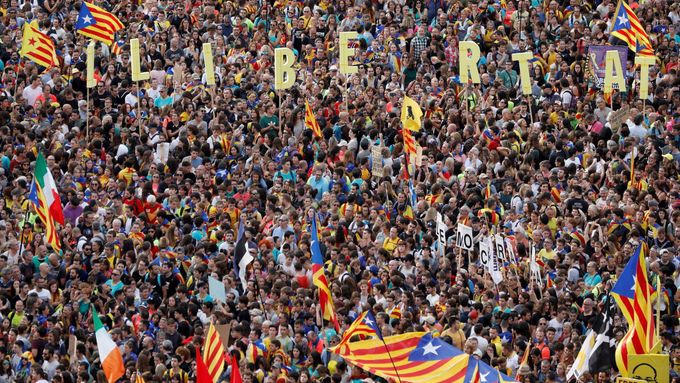 Foto: Půlmilionový protest v Barceloně přerostl v násilí, lidé házeli zápalné lahve