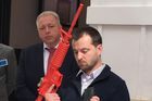 Chovanec chce podat žalobu kvůli evropské směrnici o zbraních, na jednání sněmovny si přinesl pušku