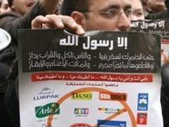 Syřan ukazuje plakát s bojkotovanými dánskými značkami