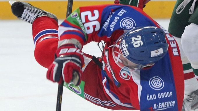 Michal Řepík si v zápase s Kazaní nechtěně zahrál na letadlo. Podívejte se na fotografie z tvrdého zápasu KHL.