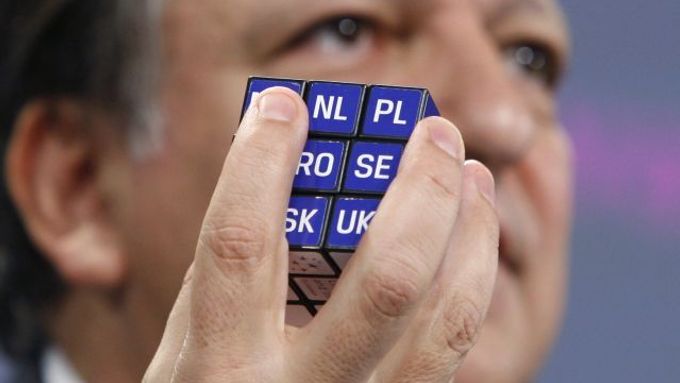 Předseda Evropské komise José Barroso s Rubikovou kostkou, na které jsou iniciály všech členských zemí EU.