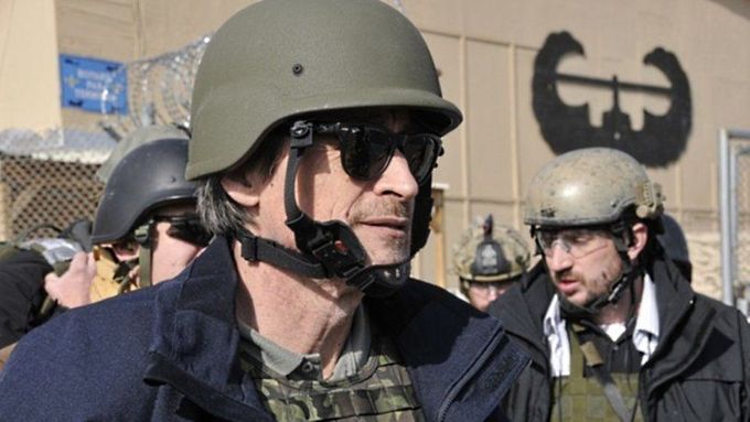 Ministr obrany v Afghánistánu. I doma, zdá se, bude helmu potřebovat.