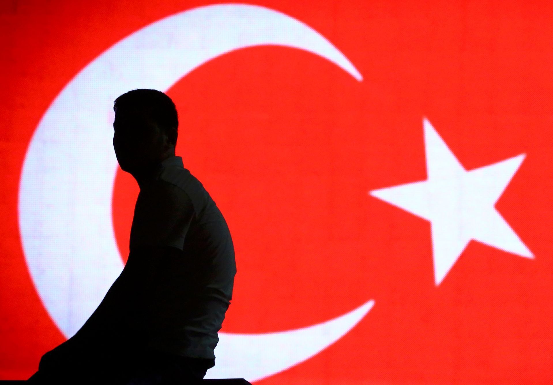 Turecko puč - Muž před vlajkou