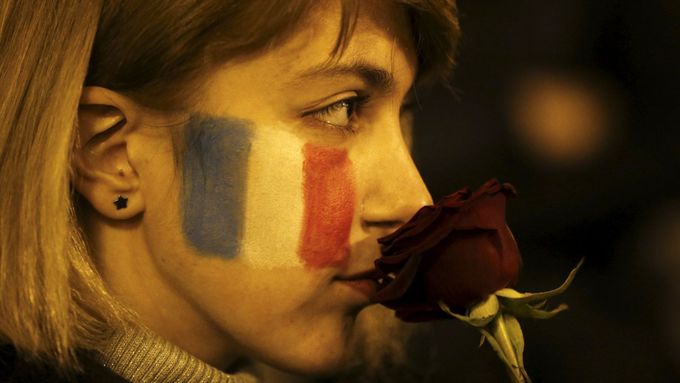 Obyvatelka Paříže při jednom z pietních aktů za oběti teroru.