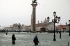 Itálii trápí silný déšť a vítr, jedenáct lidí již zemřelo. V Janově uzavřeli letiště