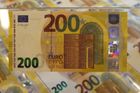 Do oběhu v úterý 28. května vstupují nové bankovky v nominální hodnotě 100 a 200 eur (zhruba 2600 a 5200 korun). Tyto bankovky završují sérii nazvanou Europa a obsahují nové ochranné prvky, které znesnadňují jejich padělání. Bankovky z předchozí série budou i nadále platit, ale časem budou postupně stahovány z oběhu.