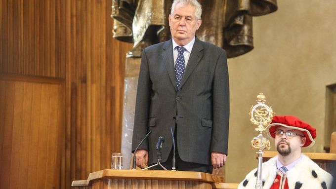 Miloš Zeman při loňském jmenování profesorů.