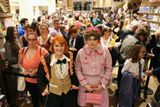 Davy fanoušků čekaly na pokračování příběhu o čarodějnickém učni mnoho hodin. Před knihkupectví dorazili natěšení čtenáři v kostýmech. Na snímku čekání v Londýně.