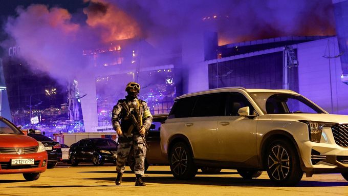 Teroristický útok na předměstí Moskvy má desítky obětí.