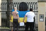 V úterý po poledni umístila skupina oMEN na plot ruské ambasády v Praze ukrajinskou vlajku.