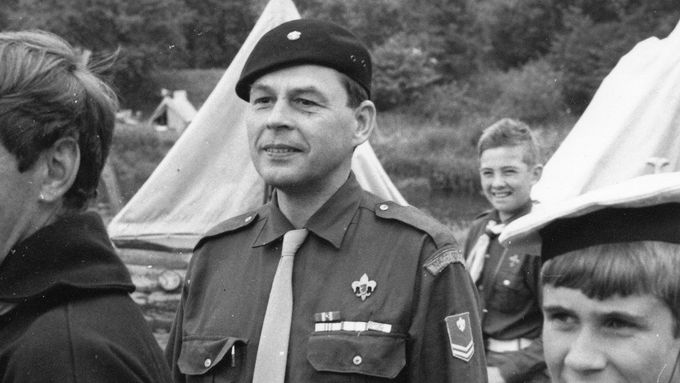 Jiří Navrátil (uprostřed) na táboře Vodní Dvojky v roce 1968, kdy došlo ke krátkému oficiálnímu obnovení skautské organizace.