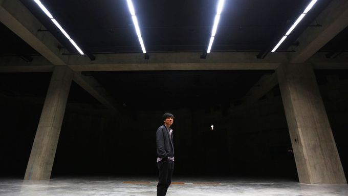 Sung Hwan Kim pózuje v nově otevřených prostorech Tate Modern