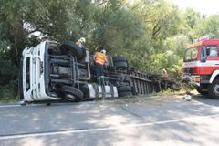 Převrácený kamion uzavřel silnici mezi Lužnou a Lidečkem. Cesta bude uzavřená nejspíš až do večera