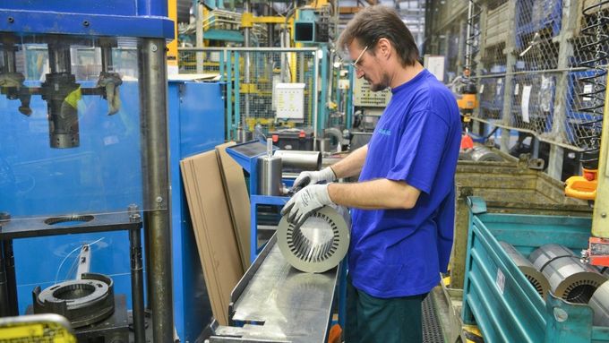 Jeden z účastníků projektu Restart@Siemens pracuje v továrně Siemensu na kvalifikované dělnické pozici.