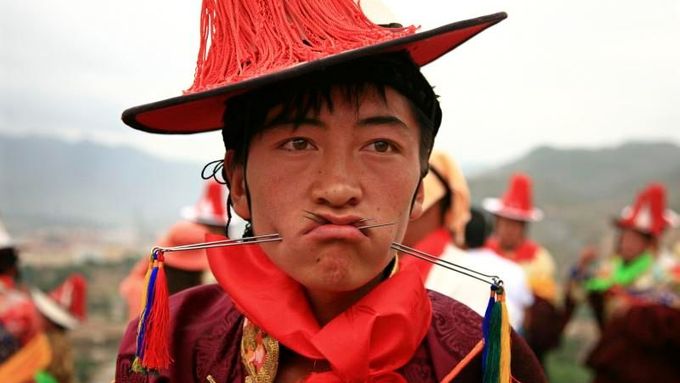Náboženský festival v Tibetu je plný propíchaných tváří