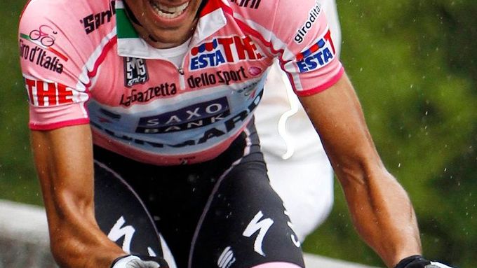 Alberto Contador v růžovém trikotu lídra Giro d'Italia