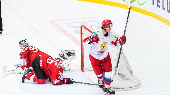 Dmitrij Voronkov slaví jeden ze svých dvou gólů ve švýcarské brance, kterými ve čtvrtfinále MS do 20 let pomohl Rusku k výhře 3:1 a postupu