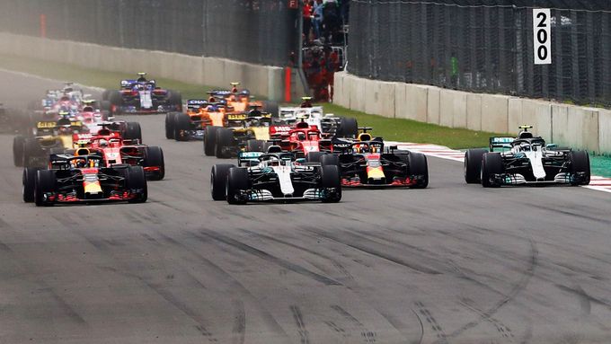 Klasická momentka ze startu Velkých cen současné formule 1: v čele jsou vozy Mercedes, Red Bull a Ferrari